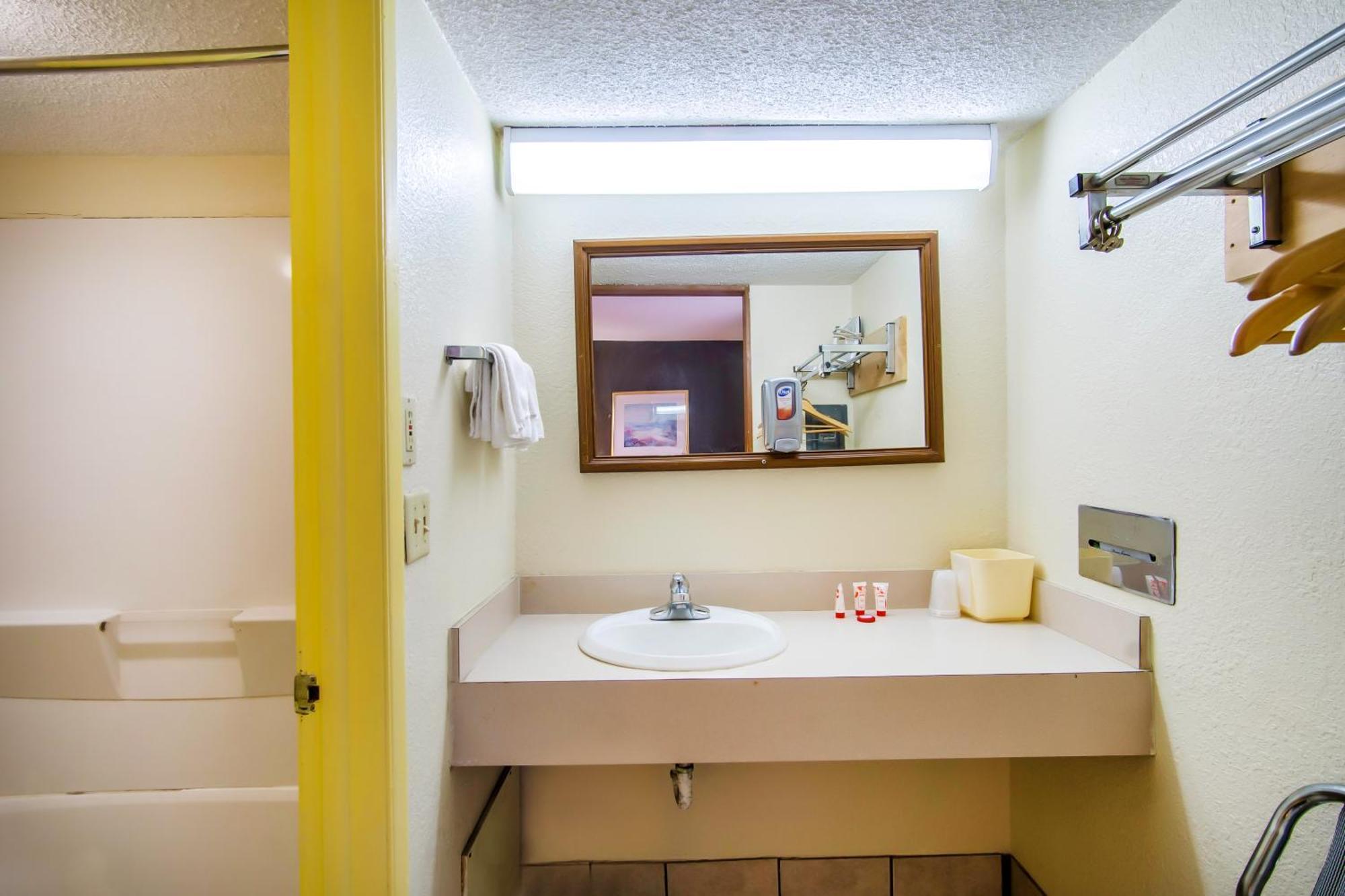 Oyo Hotel Hutchinson West 4Th Ave Экстерьер фото