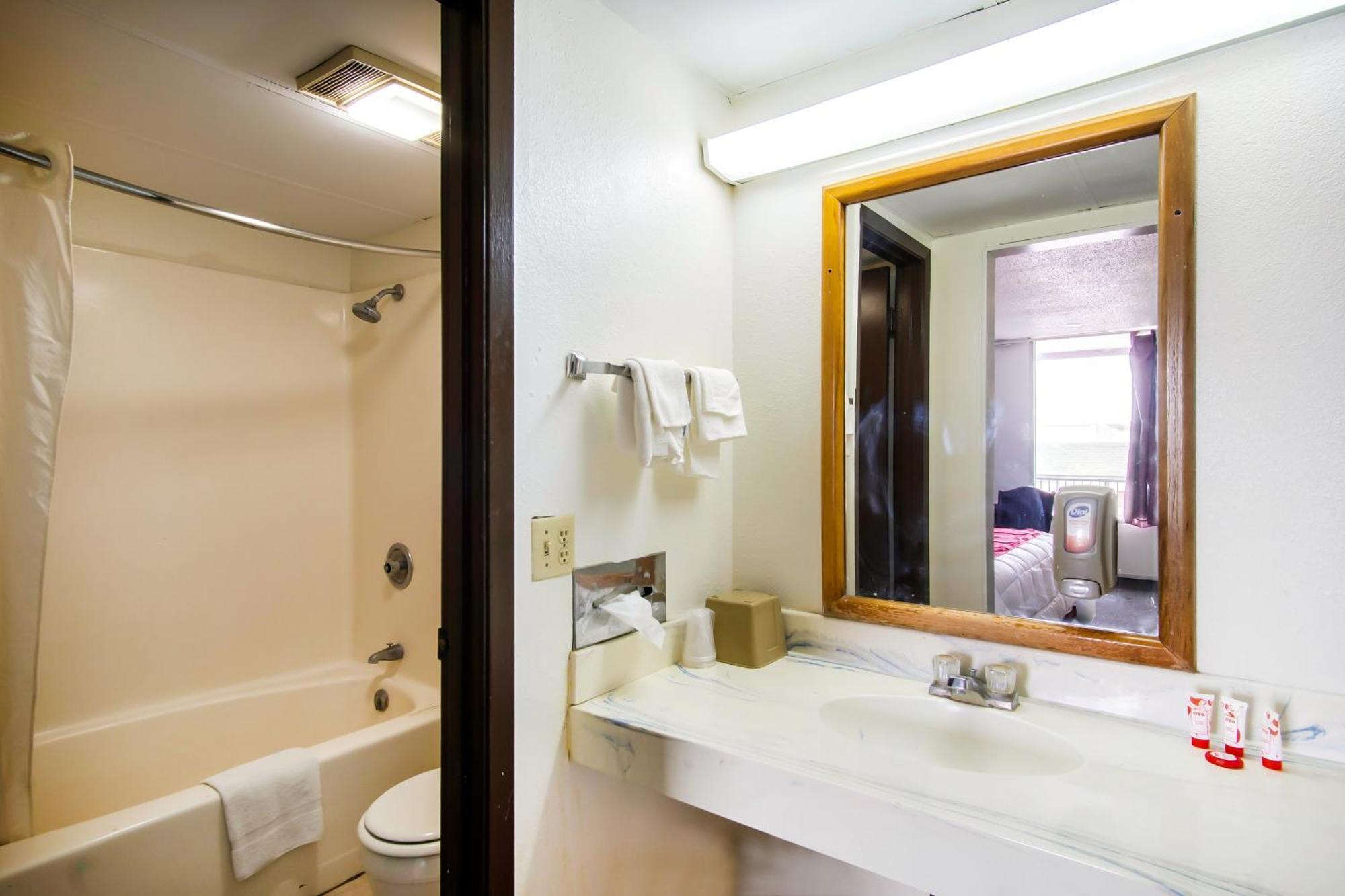Oyo Hotel Hutchinson West 4Th Ave Экстерьер фото