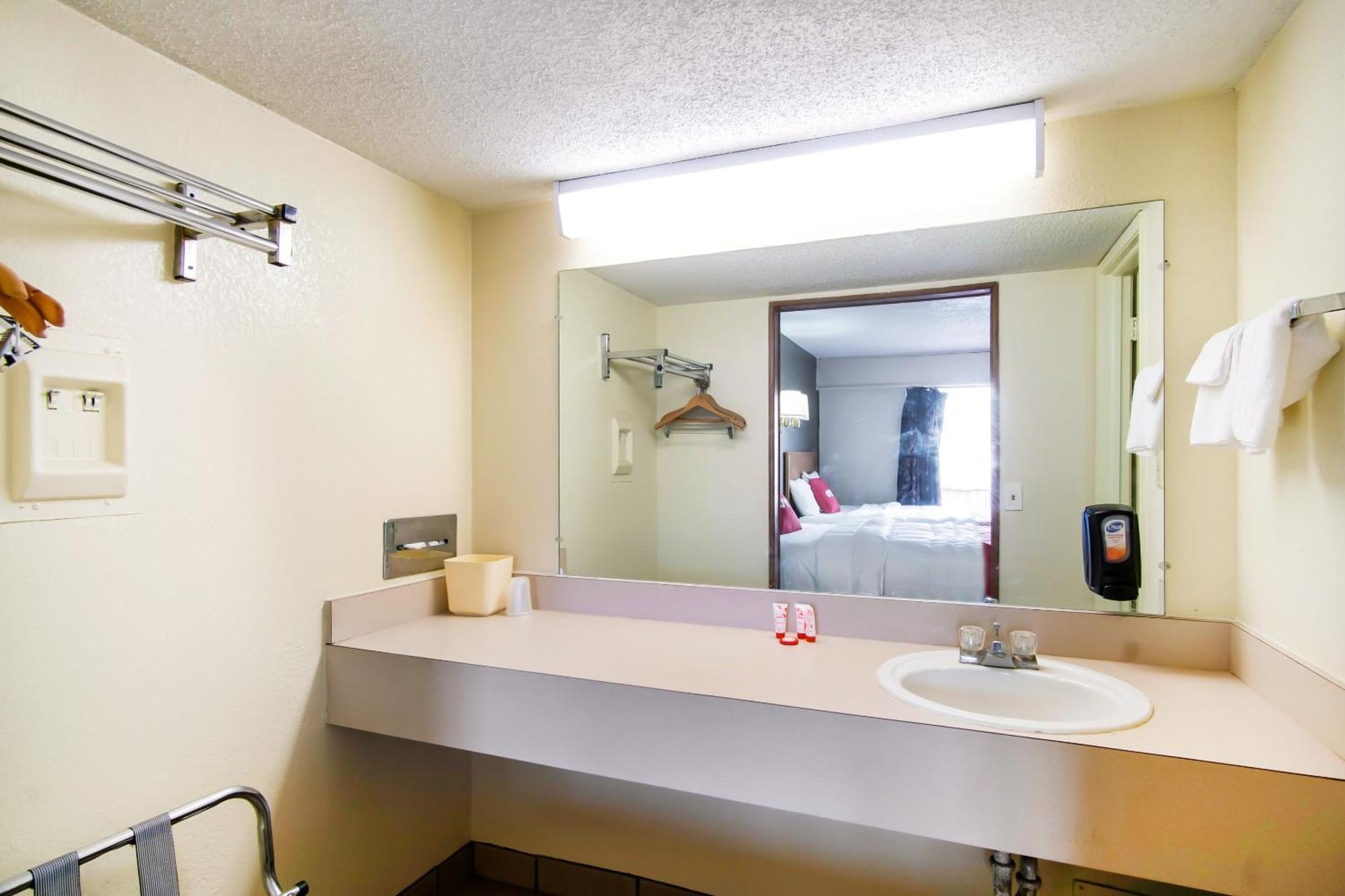 Oyo Hotel Hutchinson West 4Th Ave Экстерьер фото